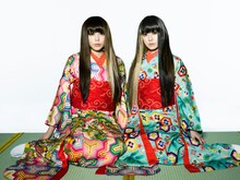 キマグレンとともにトリを飾るPUFFYは、6月18日にSHIBUYA-AXにて斉藤和義との2マンライブ「PUFFY斉藤和義 ～晴れ女 VS 晴れ男～」を開催する。