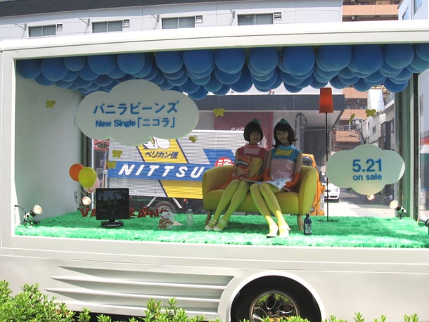 オリジナルメンバー・リカが脱退し、リサが加入したのが昨年の3月。トラック生活は新生バニビの第一歩を象徴する伝説の“事件”となった（写真は昨年の様子）。