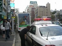 秋葉原の路上に突如スウェディッシュな空間が。巡回中のパトカーも思わず足を止めるほどの奇妙な光景を作り上げ話題を呼んだ（写真は昨年の様子）。