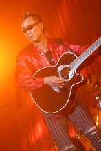 自らの命を削るかのようにギターをかき鳴らす長渕剛。