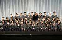 先輩・長渕剛と鹿児島県立南高校の情報処理科3年7組。ちなみにこの番組は3月1日17時より再放送されるとのことなので、観逃していた人はチェックしておこう。