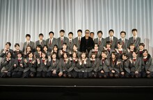 先輩・長渕剛と鹿児島県立南高校の情報処理科3年7組。ちなみにこの番組は3月1日17時より再放送されるとのことなので、観逃していた人はチェックしておこう。