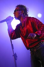 力の限り叫ぶ長渕剛。