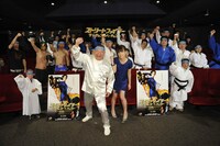 2月22日には仲里依紗のほか、アニマル浜口がスペシャル応援団として参加した映画公開記念・格闘家マッチョ試写会も開催。