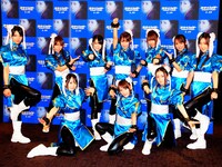 高橋みなみの「ストリートファイター！」の掛け声にあわせ、ポーズを決めるAKB48の面々。