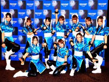 高橋みなみの「ストリートファイター！」の掛け声にあわせ、ポーズを決めるAKB48の面々。