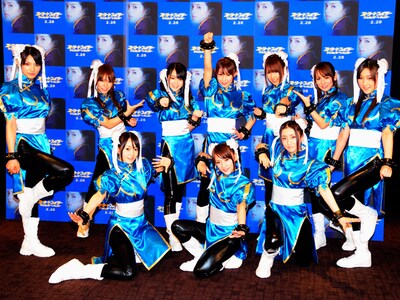 高橋みなみの「ストリートファイター！」の掛け声にあわせ、ポーズを決めるAKB48の面々。