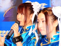 佐藤夏希（奥）と梅田彩佳（手前）