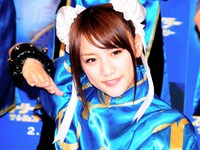 決めポーズの高橋みなみ。