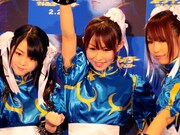 左から峯岸みなみ、大堀恵、佐藤夏希。