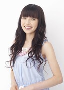 歌手としてアルバムに参加するベッキーは、合唱コンクールなどでもおなじみの「シング SING」をカバー。