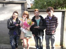 大好きなHOME MADE 家族のメンバーに囲まれ嬉しそうなユッキーナ。