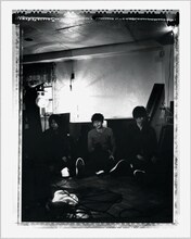 本日6月17日、下北沢BASEMENT BARで行われるライブイベントに出演する鴉。ステージ上でファンに直接デビューの報告をする可能性も高そうだ。