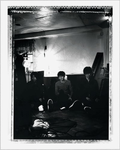 メンバーは近野淳一（Vo,G）、一関卓（B）、渡邉光彦（Dr）の3人。インタビューでは3人の出会いについても触れている。