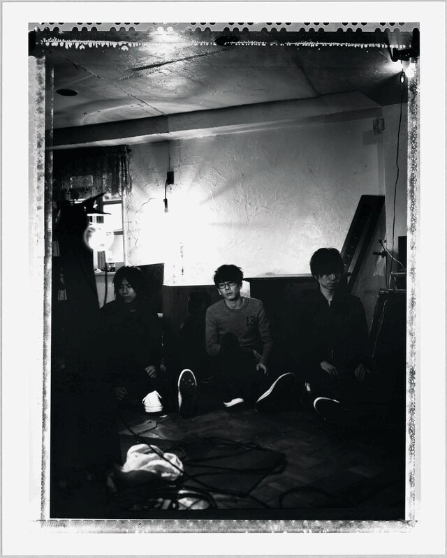 メンバーは近野淳一（Vo,G）、一関卓（B）、渡邉光彦（Dr）の3人。インタビューでは3人の出会いについても触れている。