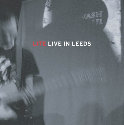 ライブ会場ではジャケットサイズのステッカー（写真）の無料配布を実施中。なお、「LIVE IN LEEDS」はPCのほか、着うたおよび着うたフルでも配信される。