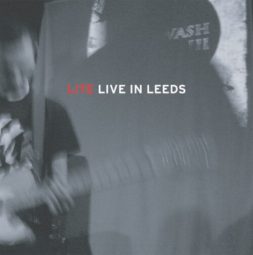 ライブ会場ではジャケットサイズのステッカー（写真）の無料配布を実施中。なお、「LIVE IN LEEDS」はPCのほか、着うたおよび着うたフルでも配信される。