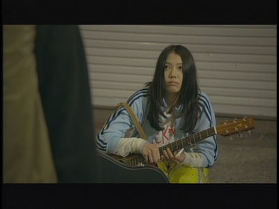 自分の歌を届けたいという夢を持ち路上ライブを続けるなっちゃん。通りすがりの女子学生に笑われ、心が折れそうななっちゃんの前に青年（永山絢斗）が現れ……。