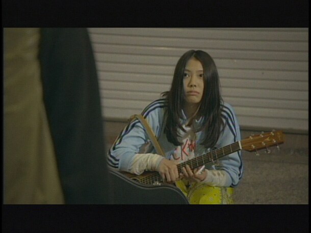 自分の歌を届けたいという夢を持ち路上ライブを続けるなっちゃん。通りすがりの女子学生に笑われ、心が折れそうななっちゃんの前に青年（永山絢斗）が現れ……。