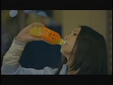 星羅が飲んでいる「なっちゃん オレンジ」は、厳選されたフロリダ産オレンジのみを使用した清涼飲料。スッキリとした後味ながらジューシーな果実感も味わえる人気のドリンクだ。
