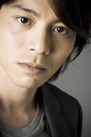 ハンサムとしか言いようのない端正なルックスと、確かな演技で人気を集める吉沢悠。