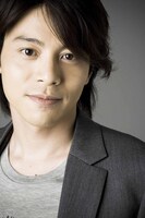 にっこりほほえむハンサム、吉沢悠。