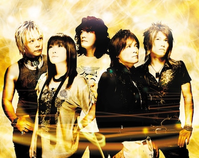 テーマソングの作詞はJAM Projectのメンバーとしても活躍する奥井雅美（写真左から2番目）が担当。