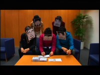 ブックレットに特殊なインクでメッセージを書き込むBEAT CRUSADERSの面々。