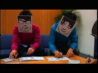 ブックレットに特殊なインクでメッセージを書き込むBEAT CRUSADERSの面々。