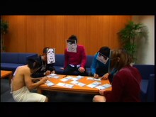 ブックレットに特殊なインクでメッセージを書き込むBEAT CRUSADERSの面々。