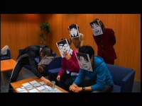 ブックレットに特殊なインクでメッセージを書き込むBEAT CRUSADERSの面々。