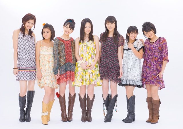 残念ながら今回のイベントには、外反母趾治療で活動休止中の有原栞菜（写真右）は不参加。彼女を除く6人が出演する。