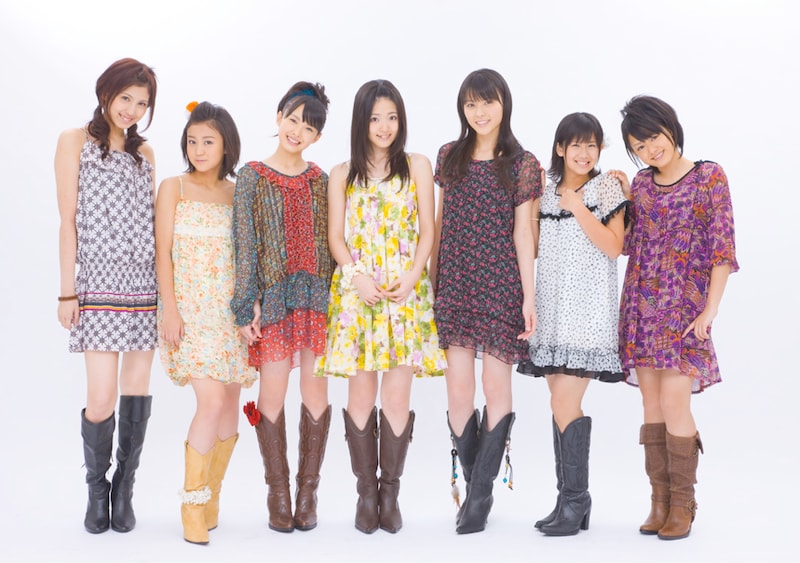 残念ながら今回のイベントには、外反母趾治療で活動休止中の有原栞菜(写真右)は不参加。彼女を除く6人が出演する。