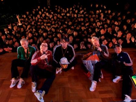 メンバーは最新シングル「STAIRS」を「これから君らの前途ある未来を作れるような曲を作ってきたので、ぜひ聴いてください」と紹介。卒業生も全員感動した様子だった。