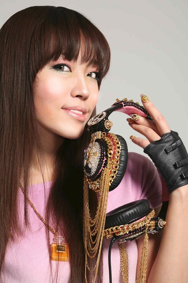 現場に精通しているDJ MAYUMIならではのサウンドが凝縮された、今回のシングル「PARTY UP」。カップリングにはリミックス・トラックも収録されるので、こちらもお楽しみに。