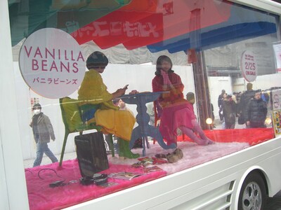 中の2人からは外の様子が見えない、という設定になっている。