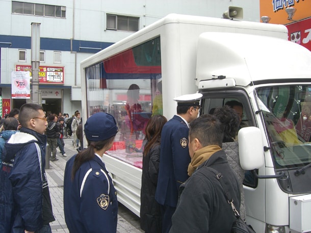 バニビのトラック生活は昨日3月1日、秋葉原にて再度実施された。ふらりと休日のアキバに繰り出した人も思わず注目。おまわりさんも興味津々だ。