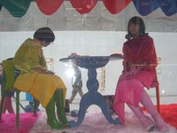 観衆の目にさらされながらも自宅のようにくつろぐバニラビーンズ。