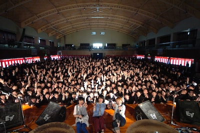 ライブ終了後には恒例の客席をバックにした写真撮影も実施。メンバーも生徒たちも満面の笑みで会場を後にした。