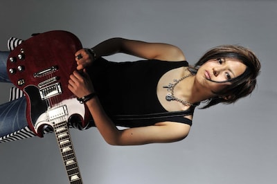 ロック魂あふれるまなざしが印象的な石田ミホコ。彼女のパワフルな生き様がうかがえるであろうシングルに期待が高まる。