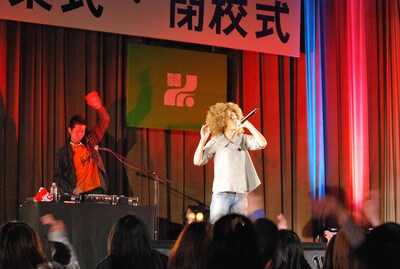 DJと息の合ったパフォーマンスを披露したMiss Monday。4月8日にはニューアルバム「Love and The Light（w/a white lie）」をリリースする。