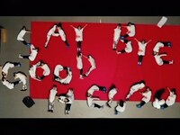 総勢31名による壮大な「SAY GOOD BYE HELLO」。