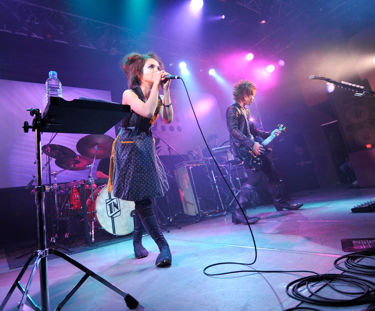 OLIVIAは、昨年末に行われたINORANのライブ「Connectivity」にも出演。「Sailing free」を初披露し、抜群の相性をファンに見せつけた。