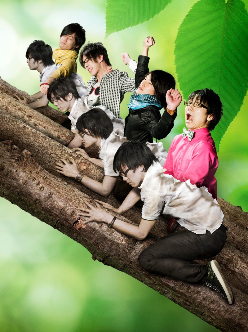 かつてのトレードマークだった白ポロシャツ+黒ブチ眼鏡から一転。脱皮完了の時が今から待ち遠しい。