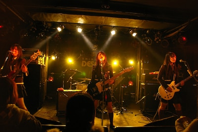 イベント当日は3月とは思えない雪混じりの悪天候だったが、ステージ上とフロアのガールズ・パワーで会場は熱気ムンムン。