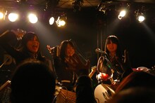 メンバーのTOMOMI（B／写真左）とMAMI（G／写真右）はこの春、高校を卒業する。