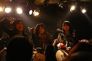 メンバーのTOMOMI(B/写真左)とMAMI(G/写真右)はこの春、高校を卒業する。
