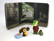 初回限定盤に付属するフィギュアと豆本。