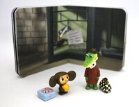 初回限定盤に付属するフィギュアと豆本。