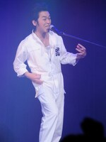 金剛地武志（エアギター）はライブ中も、エアアンプのボリューム調節やエアチューニングなど、エアギター選手権世界4位の実力を見せつけた。